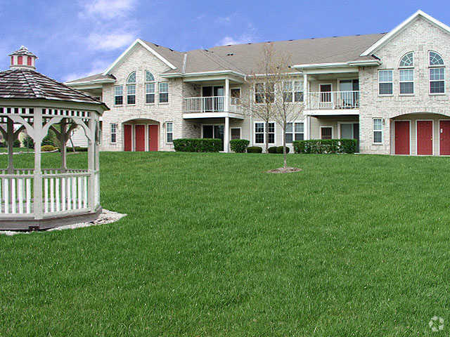 Building Photo - Whispering Ponds