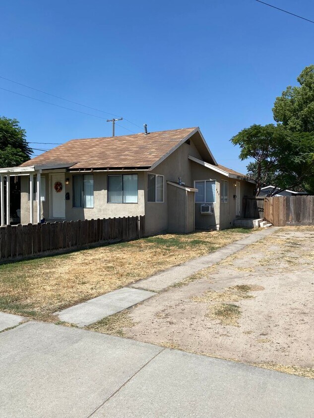 Foto principal - 1 bedroom 1 bath Duplex Located in Atwater!!