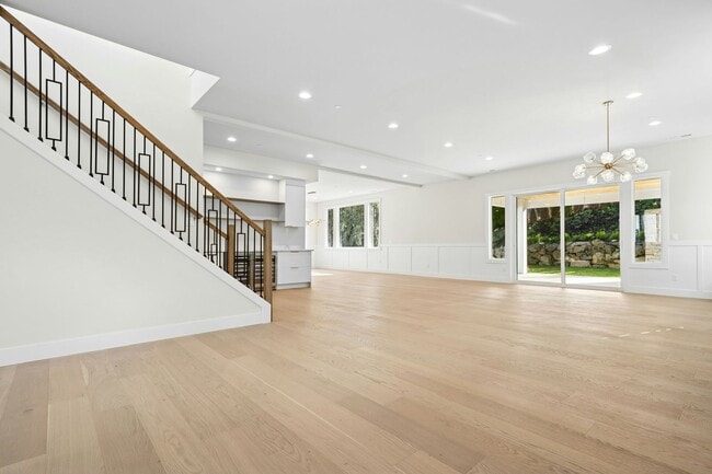 Building Photo - 5Bd/4.5Ba Bellevue House