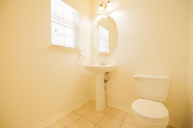 Foto del edificio - GREAT LOCATION***CONVENIENTLY LOCATED TO T...