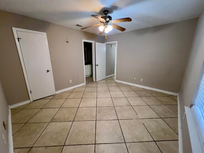 Foto del edificio - 218 Woodland Park Cir