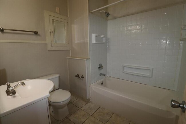 Building Photo - 2120 Michigan Ave - C