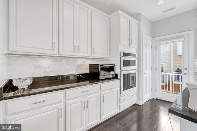 Building Photo - 9424 Canonbury Square