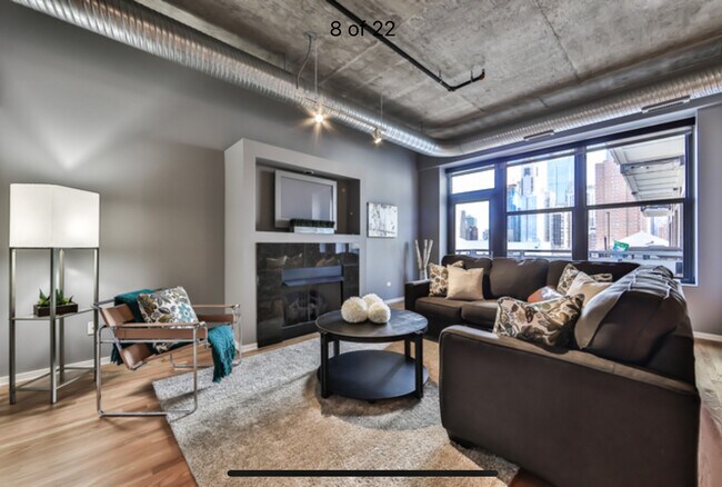 Spacious living room - 849 N Franklin St