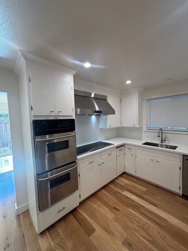 Building Photo - Recently Updated Large 4 Bedroom 2 Bathroom Bennett Valley Home