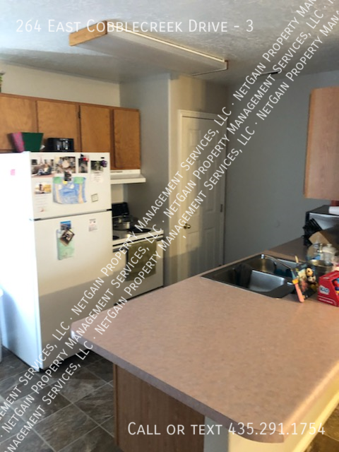 Building Photo - 3 Bedroom Townhome