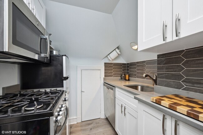 Building Photo - 561 Hill Terrace