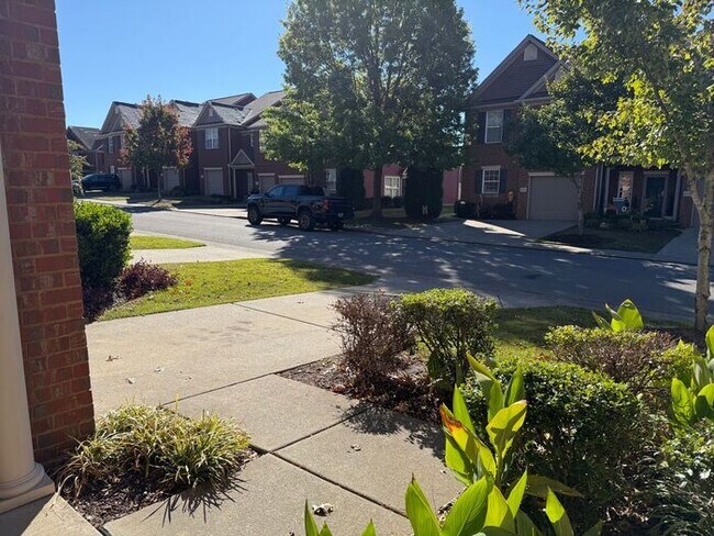 Foto del edificio - Brentwood - SPACIOUS 3 Bedroom Townhome in Beautiful Neighborhood