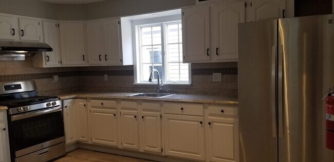 Foto del edificio - 393 Forest St