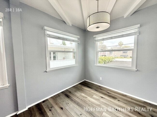 Foto del edificio - 1220 N Harper Ave
