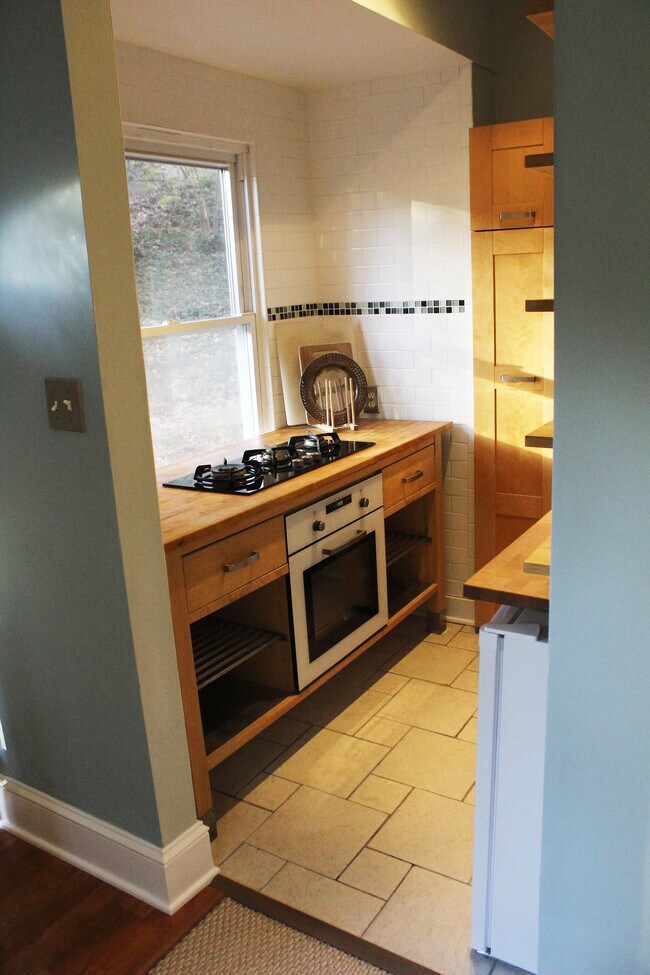 kitchen - 2948 Albemarle St NW