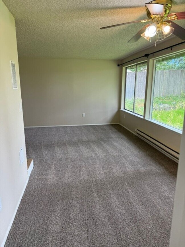 Foto del edificio - 3 Bedroom/2 Bathroom Rambler in Southeast Tacoma