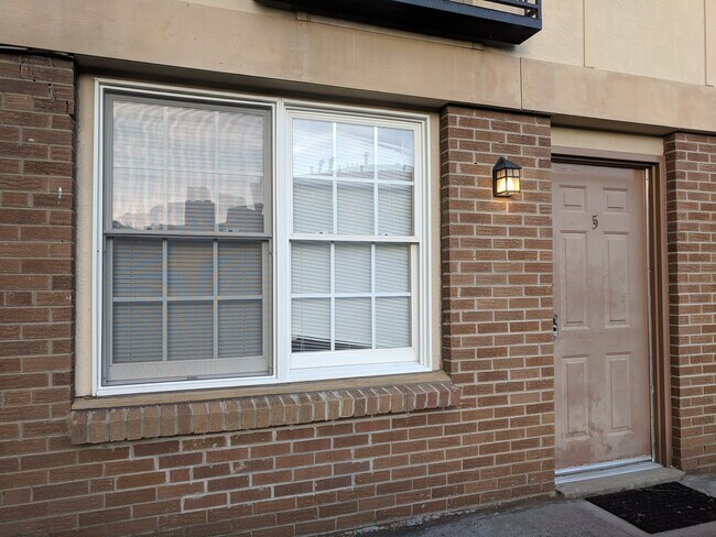Building Photo - 1 Bedroom Condo Near UTK | Walk to Campus ...