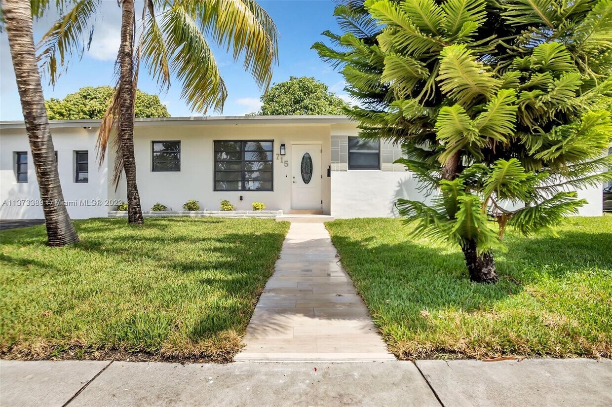 Primary Photo - 715 NE 178th St