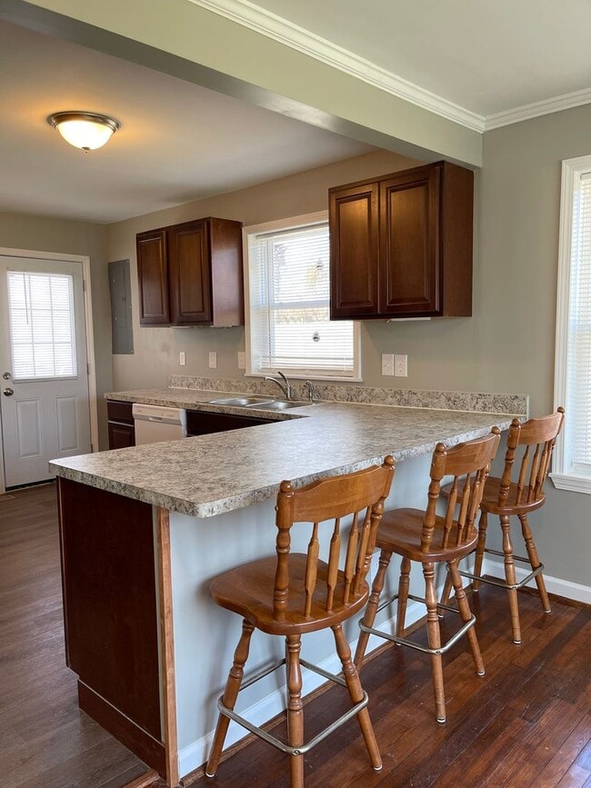 Foto del edificio - Recently Remodeled 3 BR House! Garage, Fen...