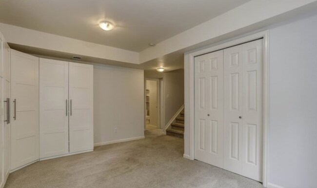 Building Photo - 125 Mineola Ct