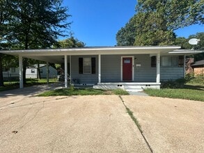 Building Photo - 702 Wildwood Ave