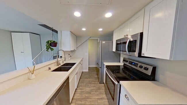 Building Photo - Must See! Lovely 3 Bedroom Townhouse in St...