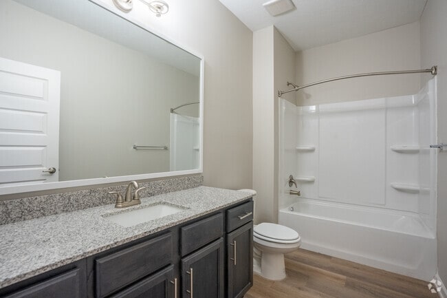 2BR, 2BA - 1,203SF - Bathroom - Ashford Park - Bedford Park