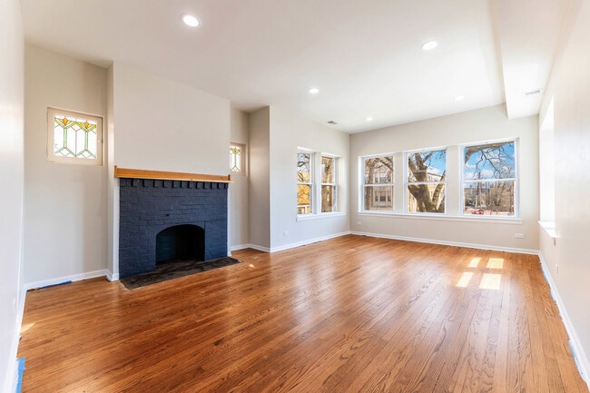 Building Photo - 18 S Austin Blvd