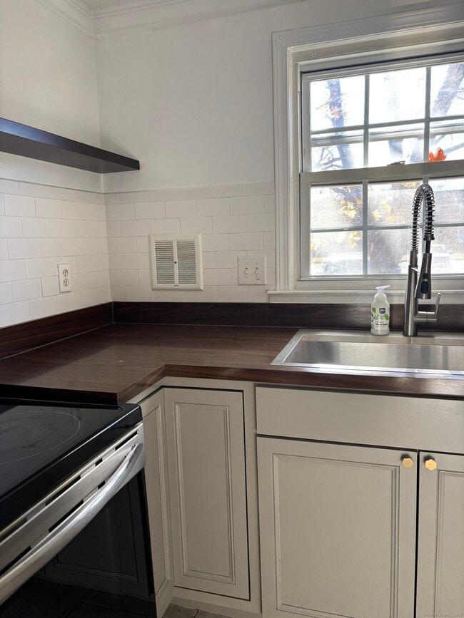 Building Photo - 49 Grandview Dr