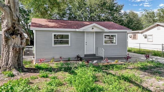 Building Photo - Fully Updated 4-Bedroom Furnished Home in ...