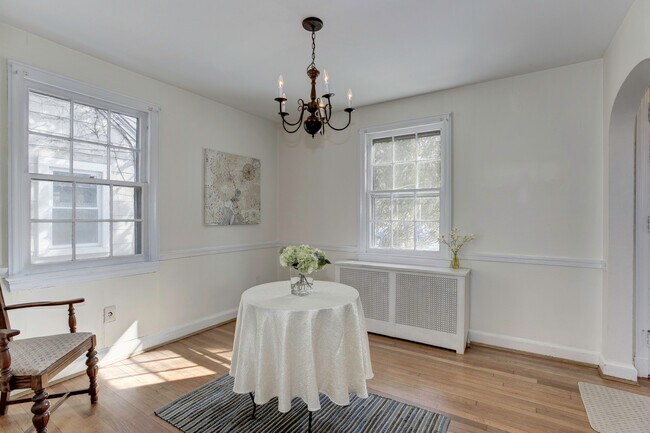 Foto del edificio - 4409 Maple Ave