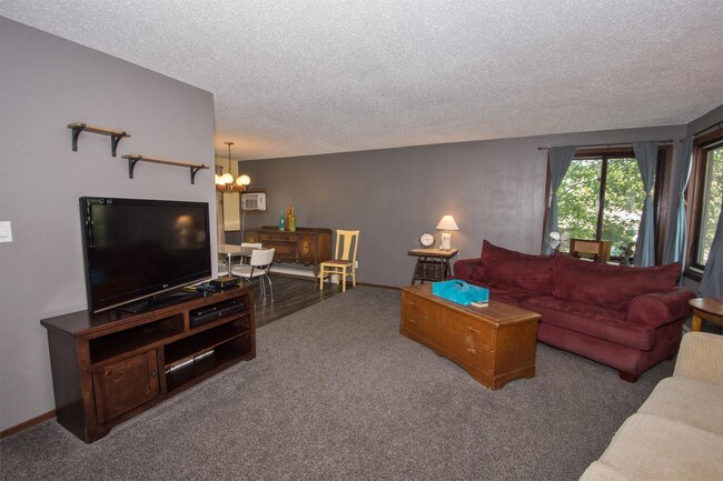 Building Photo - 2915 Heatherwood Cir S