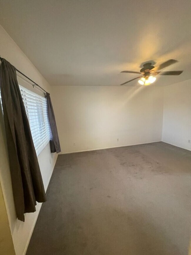 Foto del edificio - Charming 3 Bedroom Home | Oversized Backyard on Corner Lot