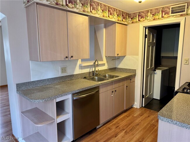 Foto del edificio - 20130 Priday Ave