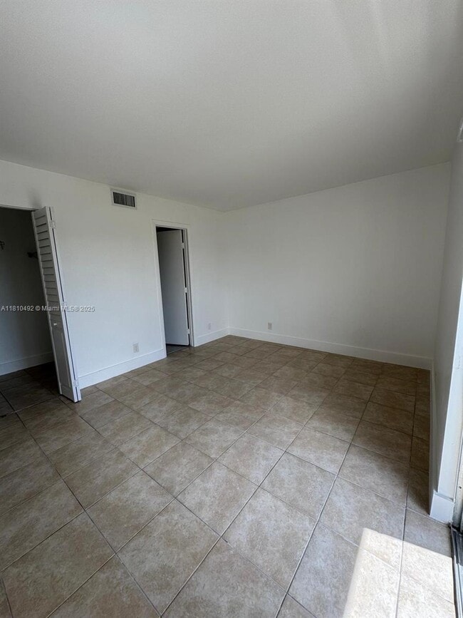 Foto del edificio - 8610 N Sherman Cir