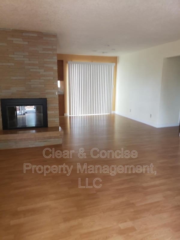 Building Photo - 2199 Devos St