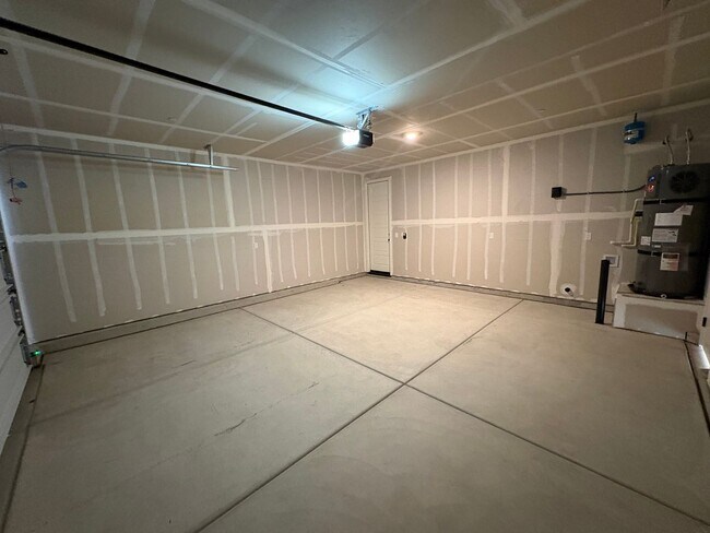 Foto del edificio - NW Visalia Home Rent Ready! Walking distance to Oak Grove