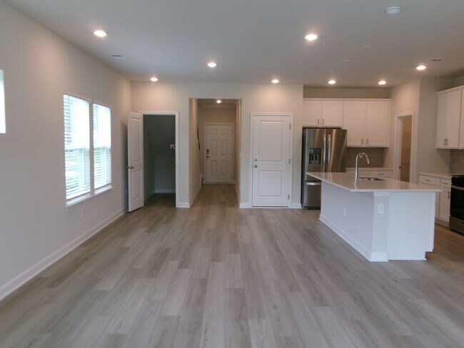 Foto del edificio - New pond view 5 bedroom, 3 bath home in Cl...