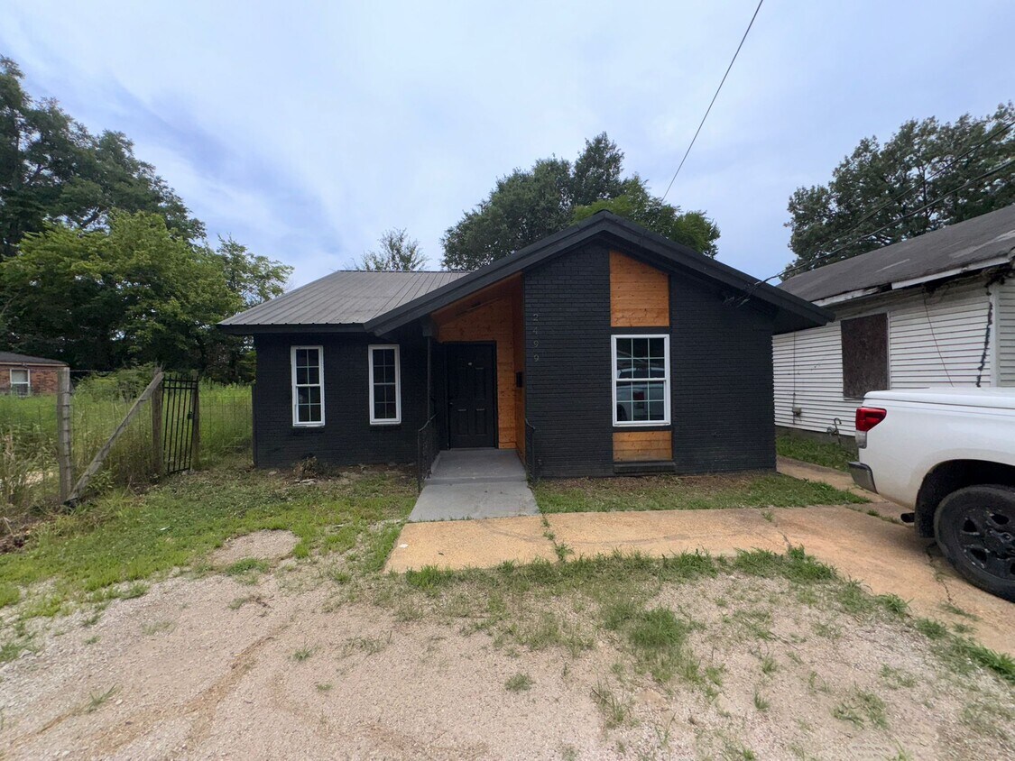 Primary Photo - 2499 Calvert Ave