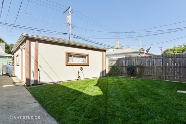 Building Photo - 5600 N Marmora Ave