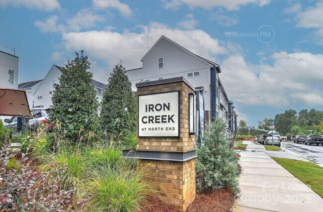 Building Photo - 2043 Clarksdale Dr