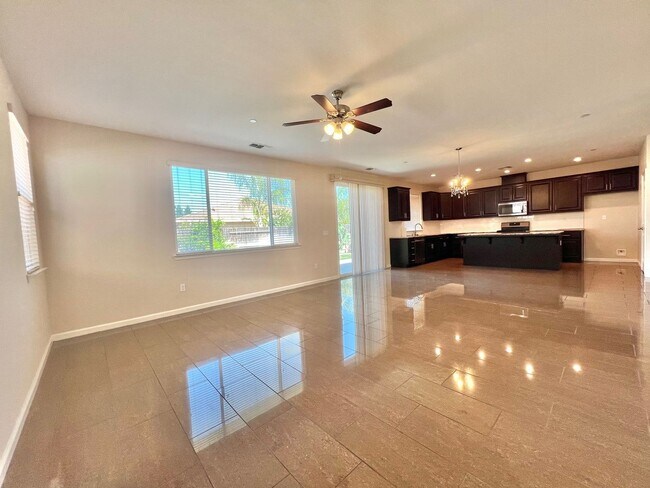 Building Photo - Spacious 4 Bed 3.5 Bath in Merced!