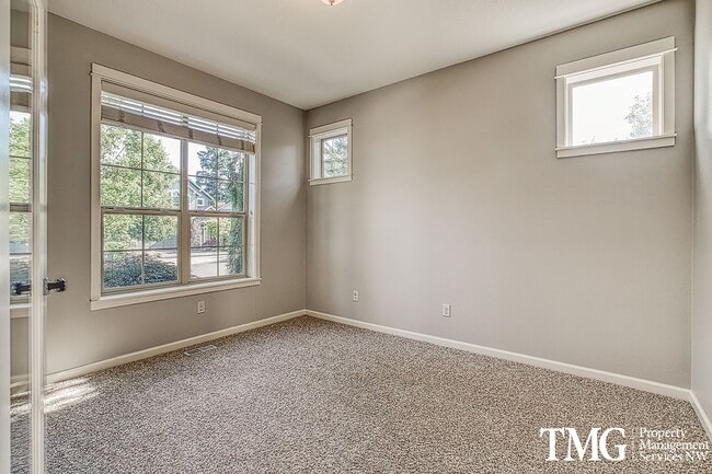Building Photo - Large 4 Bed 2.5 Bath with its own Putting ...