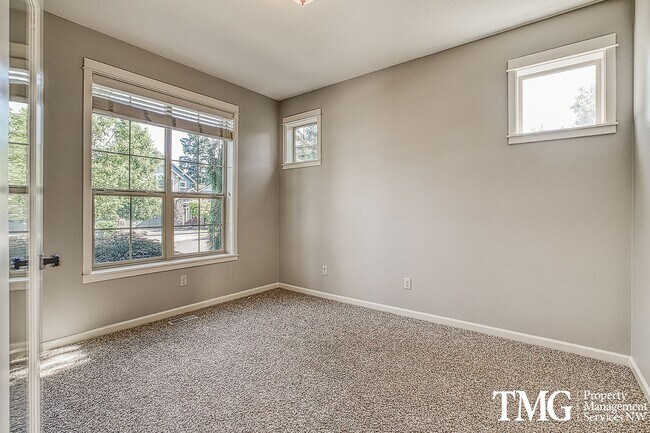 Foto del edificio - Large 4 Bed 2.5 Bath with its own Putting ...