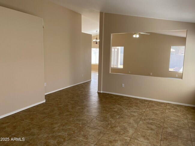 Foto del edificio - 2137 E Saratoga St