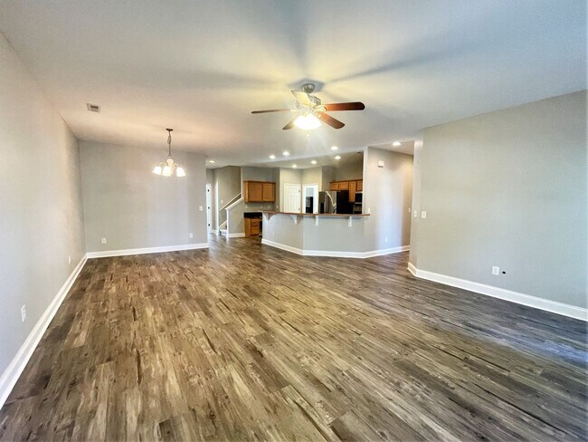 Foto del edificio - Charming 2 bedroom plus Bonus and Waterfront Amenities in Oak Ridge!