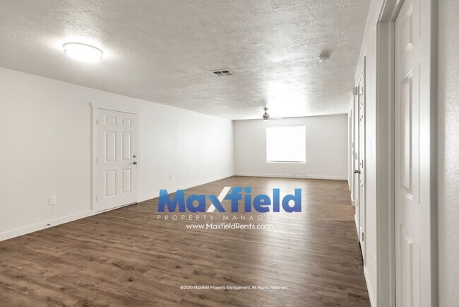 Foto del edificio - Pet Friendly Main Floor 3BD 2BA 2GA Unit Near Costco and High School