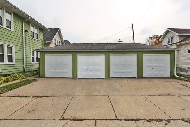 Foto del edificio - 4 Unit at 2200 Ashland Avenue