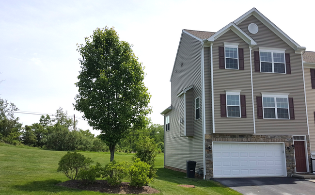 Building Photo - Robinson - LARGE 3 Bedroom End Unit House - Minutes from 376 W Robinson