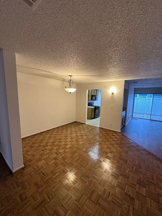 Building Photo - Spacious 2 Story Townhome - 3 Bedrooms, 2 ...