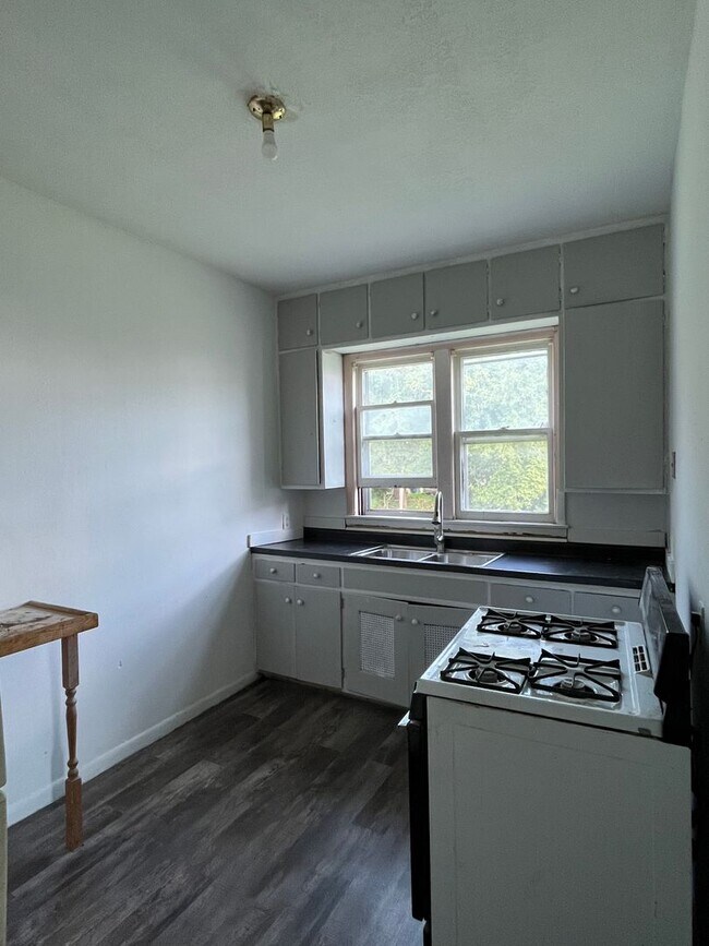 Building Photo - 2 bedroom duplex