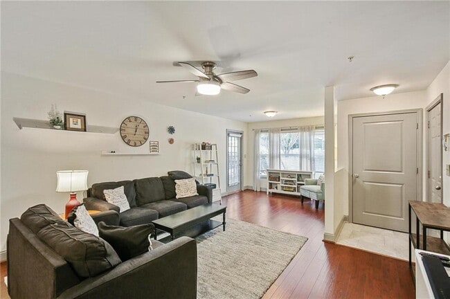 Foto del edificio - 1002 Madison Ln S E