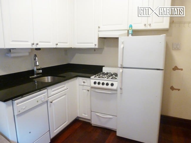 Building Photo - 350 E 67th St