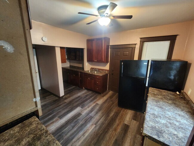 Building Photo - Two bed one bath lower near downtown and p...